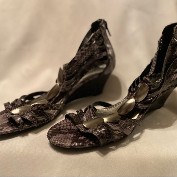 NWOT Women’s Laura Ashley La-Vivian Block Wedge Heel Size 6 1/2 Python Print - Picture 3 of 12